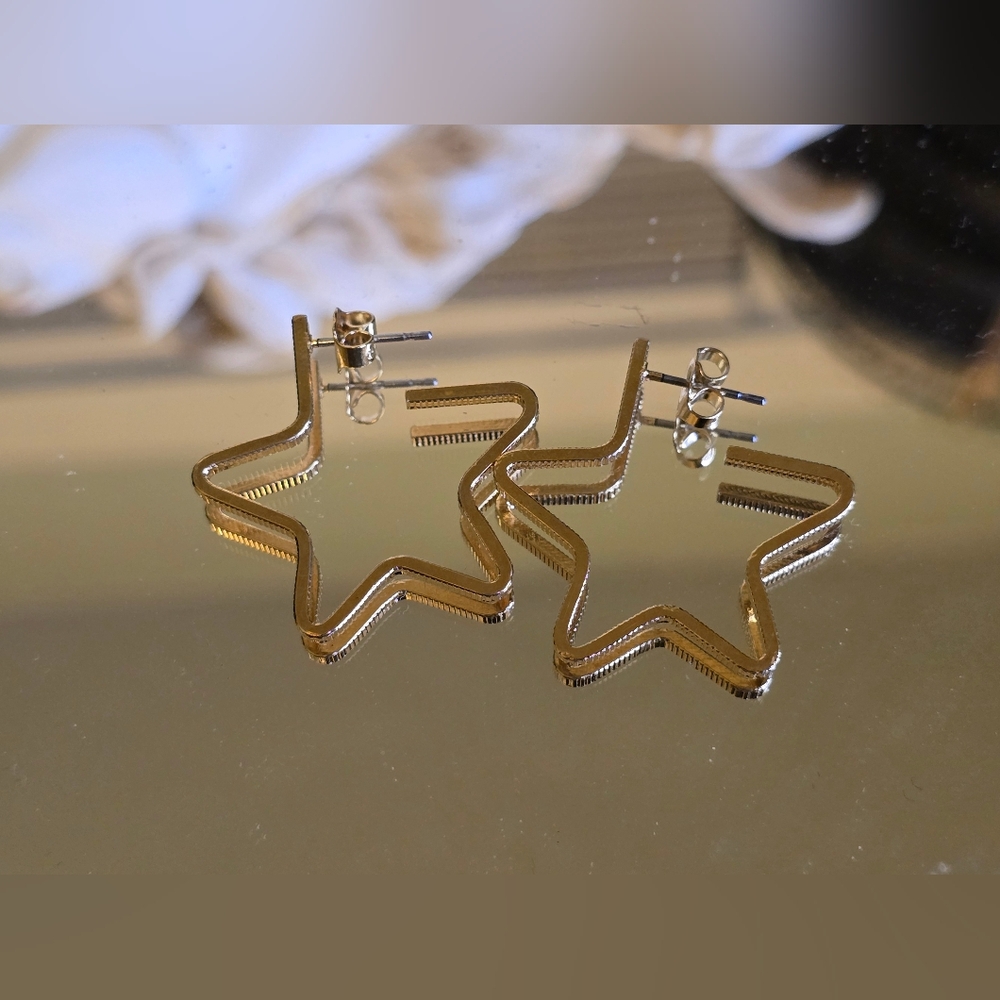Avon Vintage 1990 “Shining Star” pierced earrings goldtone